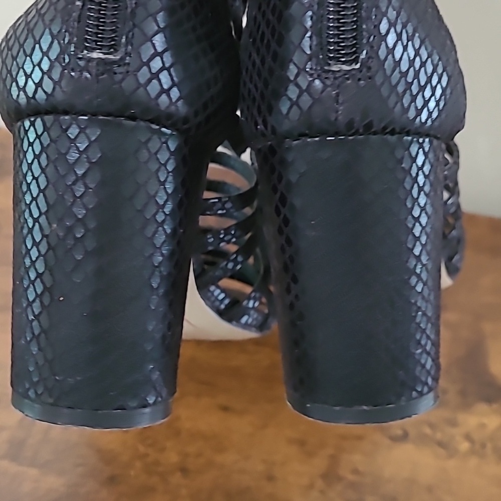 Tahari Black Strappy Textured Heeled Sandals size 7 - Picture 6 of 12